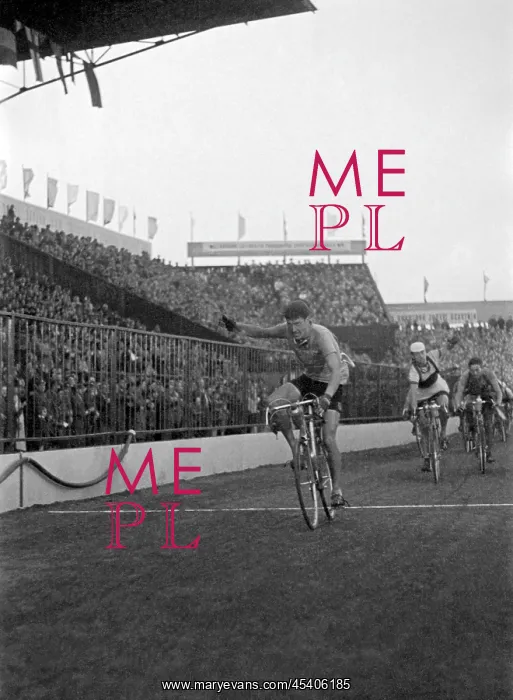 : Ian STEEL. The 12th and last stage of the 5th Peace Race 1952 : Ian STEEL. The 12th and last stage of the 5th Peace Race 1952