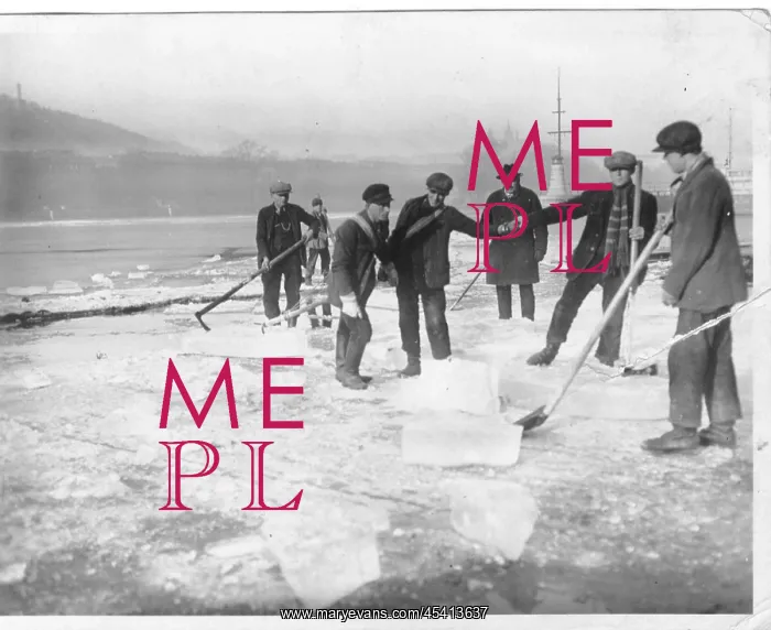 : Ice collection on Vltava River : Ice collection on Vltava River