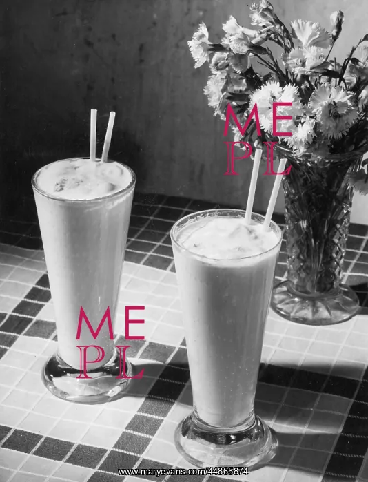 : ICE CREAM SUNDAES : ICE CREAM SUNDAES
