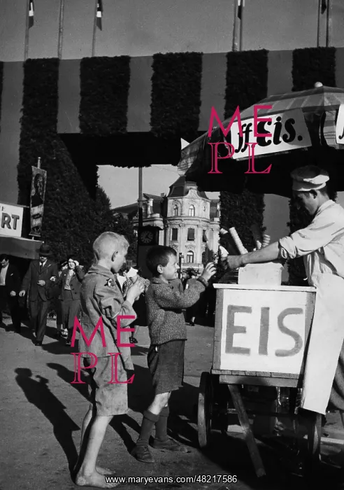 : Ice cream vendor in Munich, around 1935 : Ice cream vendor in Munich, around 1935