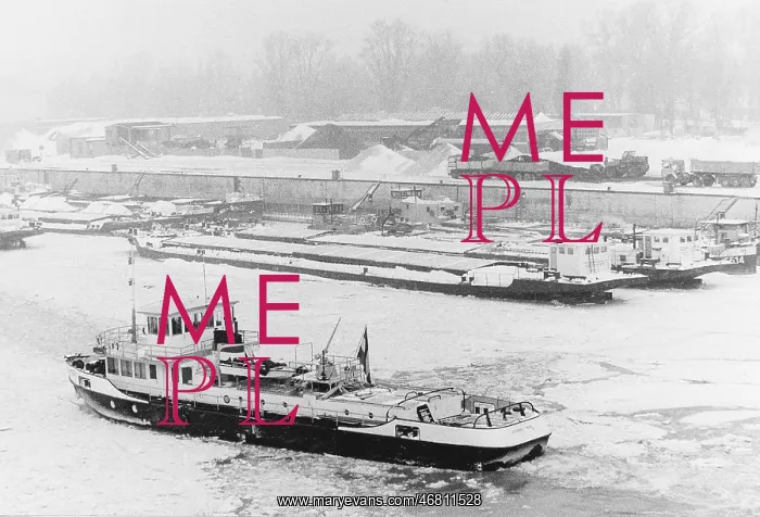 : Icebreaker in winter harbor of Vienna 1987 : Icebreaker in winter harbor of Vienna 1987