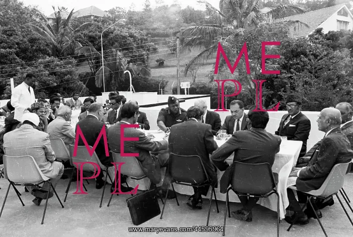 : Idi Amin with British High Commissioner and Asian : Idi Amin with British High Commissioner and Asian