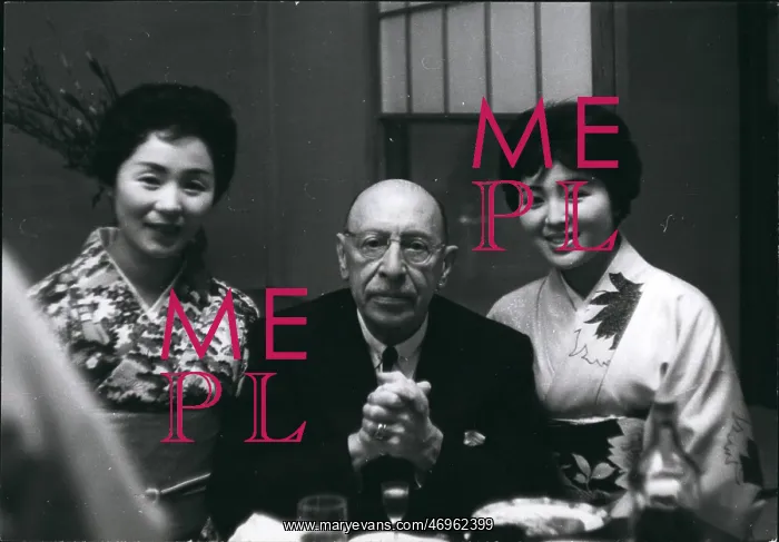: Igor Stravinsky and two geishas in Japan : Igor Stravinsky and two geishas in Japan