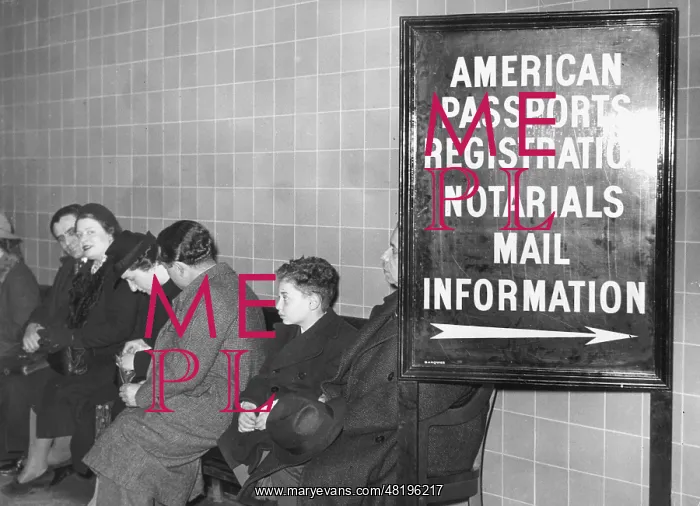 : Immigrants at the American embassy in Paris, 1939 : Immigrants at the American embassy in Paris, 1939