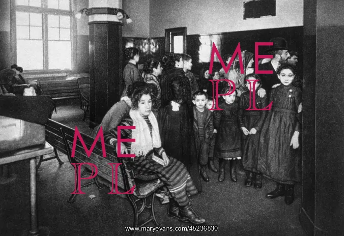 : Immigrants in a detention pen, Ellis Island, ? : Immigrants in a detention pen, Ellis Island, ?