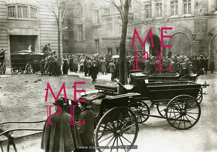 : Before the Imperial Marstall in Berlin, 1919 : Before the Imperial Marstall in Berlin, 1919