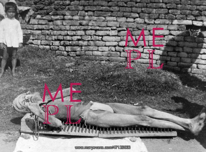 : India - Calcutta - doing penance on a bed of spikes : India - Calcutta - doing penance on a bed of spikes