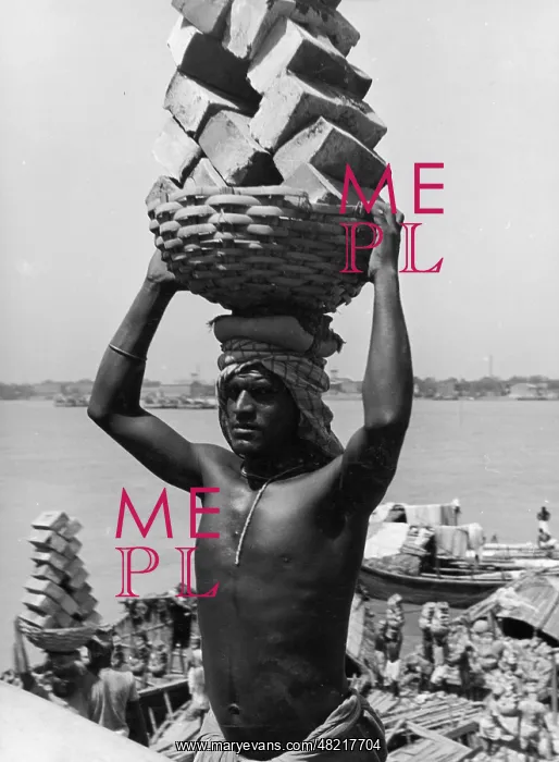 : Indian coolie on the Ganges, 1940 : Indian coolie on the Ganges, 1940