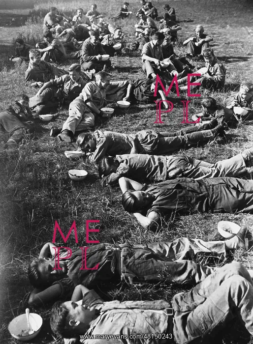 : Industrial workers of the AEG in the lunch break, 1933 : Industrial workers of the AEG in the lunch break, 1933