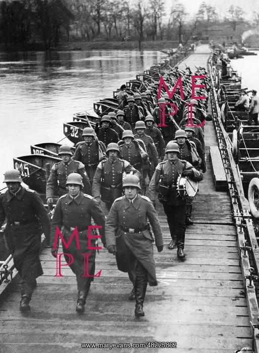 : Infantry crossing the Elbe on a pontoon bridge at Magdeb : Infantry crossing the Elbe on a pontoon bridge at Magdeb