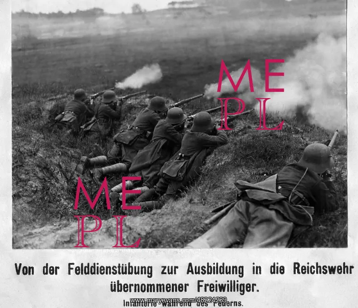 : Infantry section of the Reichswehr during an exercise, 1 : Infantry section of the Reichswehr during an exercise, 1