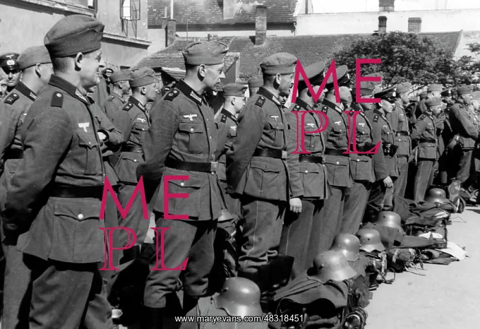 : Infantrymen on the way to the front, 1940 : Infantrymen on the way to the front, 1940
