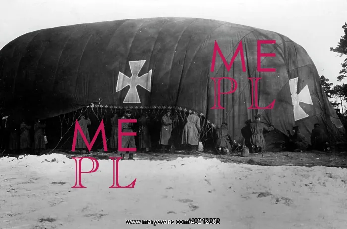 : Inflating a German balloon, 1917 : Inflating a German balloon, 1917