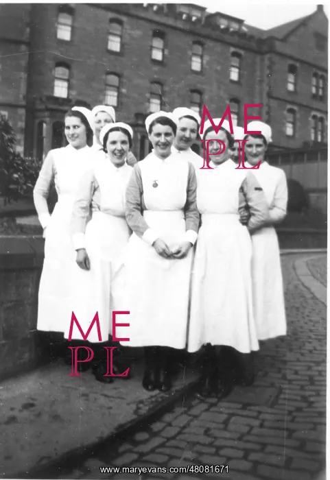 : Informal group of nurses outside large institution : Informal group of nurses outside large institution