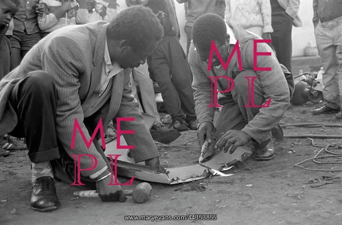 : Informal panel beater working in Tembisa : Informal panel beater working in Tembisa