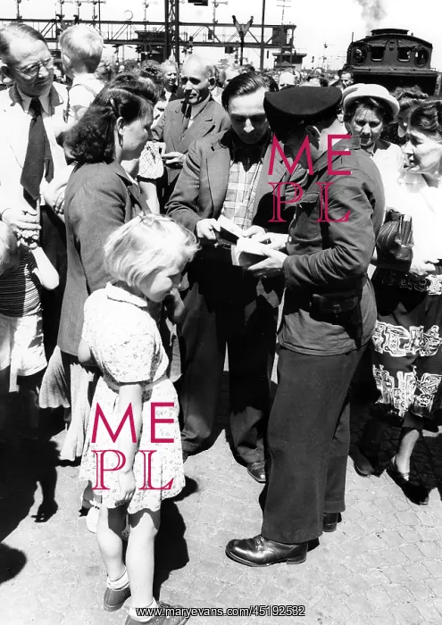: Information at the special children train in Hamburg 1952 : Information at the special children train in Hamburg 1952