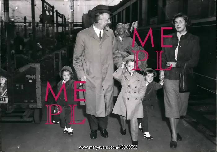 : Ingrid Bergman with children, arriving in Paris : Ingrid Bergman with children, arriving in Paris