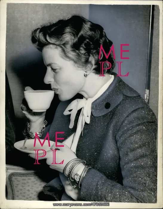 : Ingrid Bergman enjoys a cup of tea : Ingrid Bergman enjoys a cup of tea