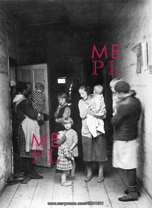 : Inhabitants of a tenement, around 1930 : Inhabitants of a tenement, around 1930