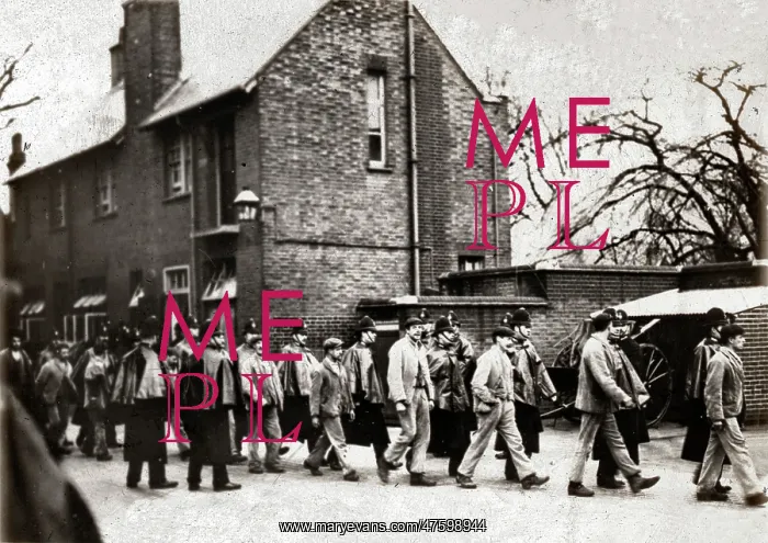 : Inmates of Belmont Workhouse, Sutton, on their way to prison : Inmates of Belmont Workhouse, Sutton, on their way to prison