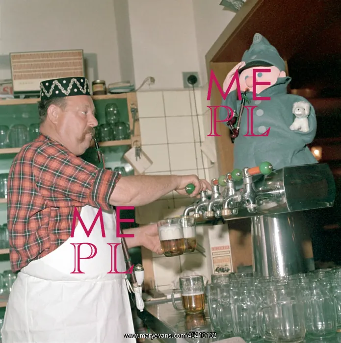 : Innkeeper - landlord - bartender - draught draft : Innkeeper - landlord - bartender - draught draft