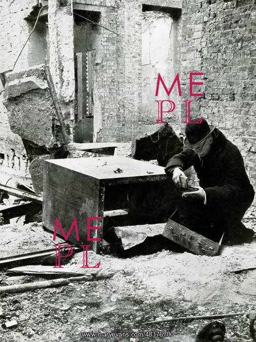 : Inspecting Blitz bomb damage, Christie's Auctioneers, WW2 : Inspecting Blitz bomb damage, Christie's Auctioneers, WW2