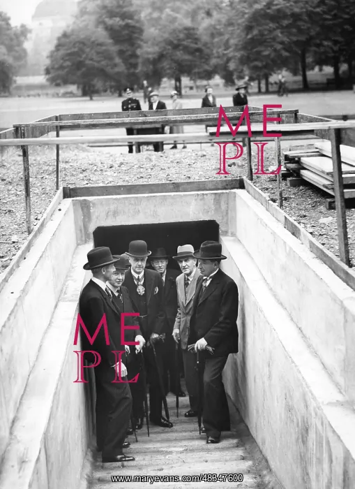 : Inspection of a bunker in London, 1939 : Inspection of a bunker in London, 1939