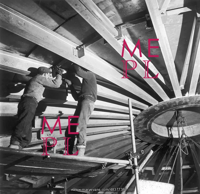 : Installation of the roof for a liquid methane tank : Installation of the roof for a liquid methane tank
