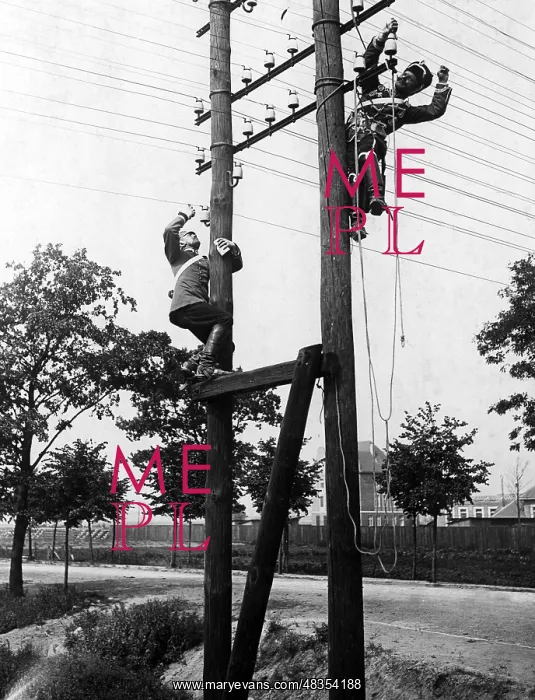 : Installation of a telegraph line, around 1900 : Installation of a telegraph line, around 1900