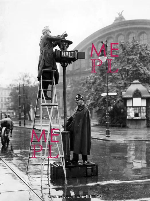 : Installation of a traffic light in Berlin, 1931 : Installation of a traffic light in Berlin, 1931