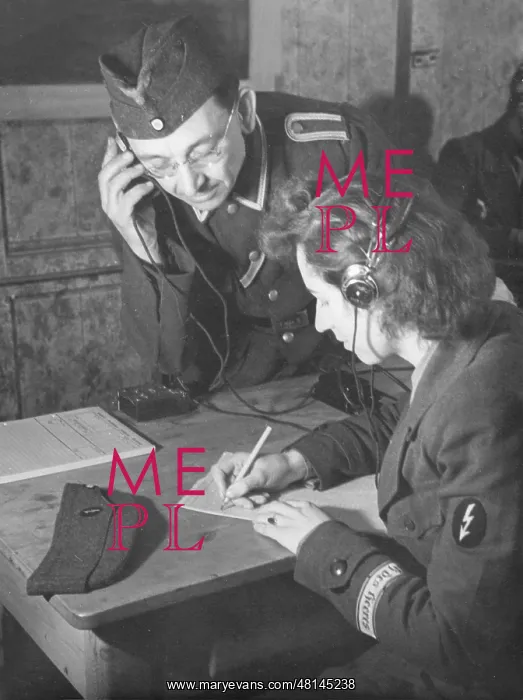 : Instructor and Blitzmaedel during radio training, 1943 : Instructor and Blitzmaedel during radio training, 1943