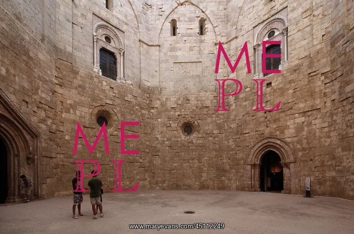 : Internal courtyard, Castel del Monte, Andria, Puglia, Italy : Internal courtyard, Castel del Monte, Andria, Puglia, Italy
