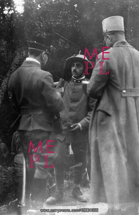 : Interrogating an Italian prisoner of war, 1915 : Interrogating an Italian prisoner of war, 1915