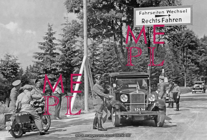 : Introduction of right-hand driving in Austria, 1938 : Introduction of right-hand driving in Austria, 1938