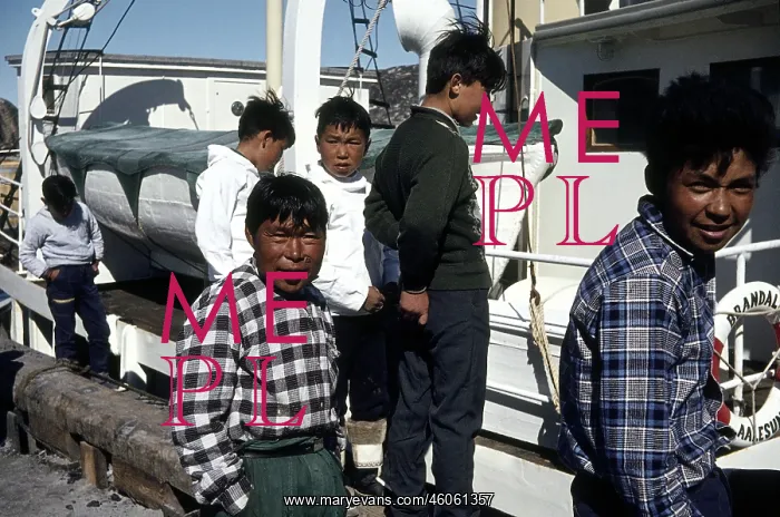 : Inuits Next to a Boat : Inuits Next to a Boat