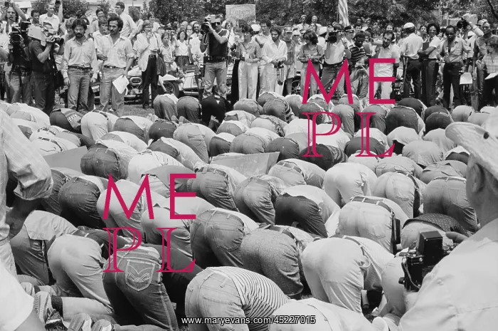 : Iranian men bow in prayer during demonstration ? : Iranian men bow in prayer during demonstration ?