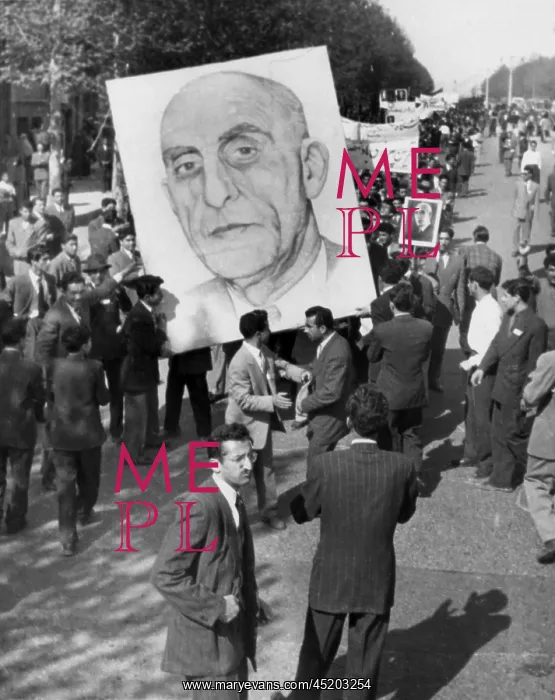 : Iranians, demonstrating in favor of the ? : Iranians, demonstrating in favor of the ?