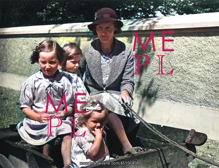 : IRISH MOTHER & GIRLS : IRISH MOTHER & GIRLS