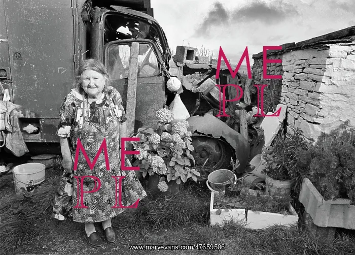 : Irish old lady, Co Clare, Ireland : Irish old lady, Co Clare, Ireland