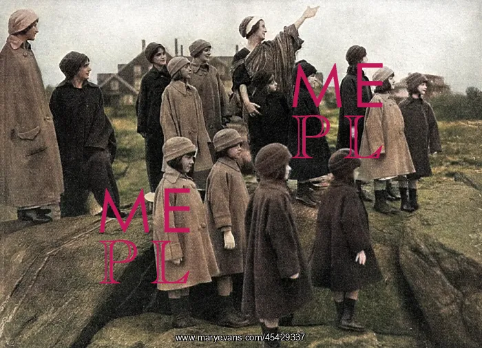 : Isadora Duncan teaching children at Rye, New York, WW1 : Isadora Duncan teaching children at Rye, New York, WW1