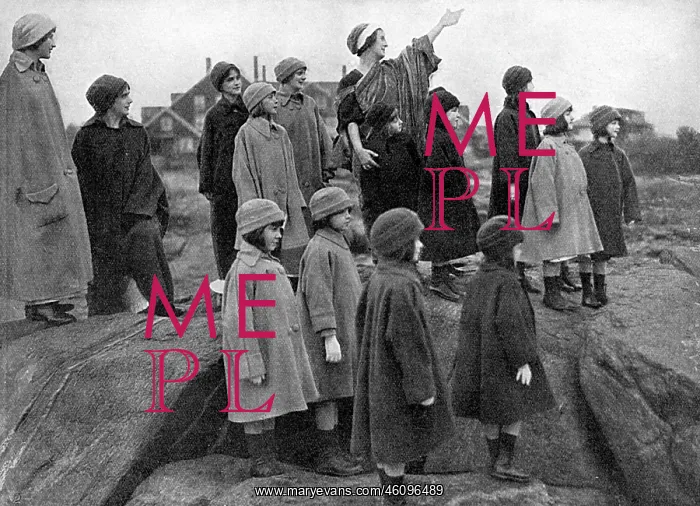 : Isadora Duncan teaching children at Rye, New York, WW1 : Isadora Duncan teaching children at Rye, New York, WW1