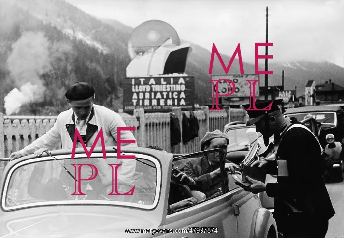 : Italian border guards at a passport control in Brenner, 1938 : Italian border guards at a passport control in Brenner, 1938