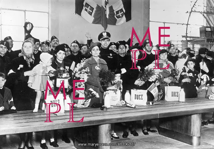 : Italian emigrants returning from Tunisia, 1939 : Italian emigrants returning from Tunisia, 1939
