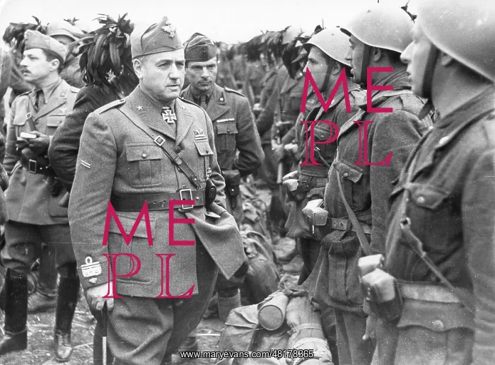 : An Italian general visits troops on the Eastern Front, 1942 : An Italian general visits troops on the Eastern Front, 1942