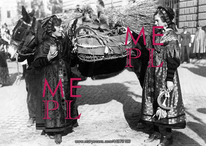 : ITALIAN PEASANT WOMEN : ITALIAN PEASANT WOMEN