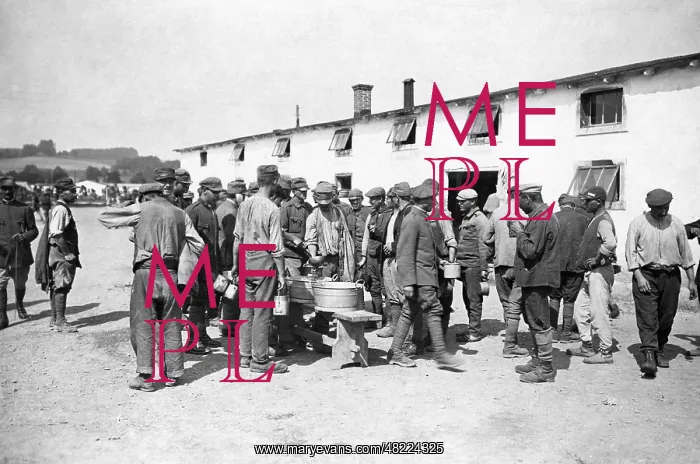 : Italian prisoners of war at lunch, 1918 : Italian prisoners of war at lunch, 1918
