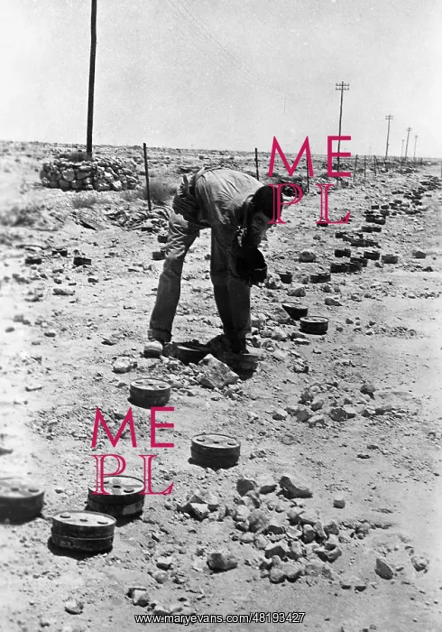  : Italian sapper clearing British mines, Mersa Matruh, 1942 (b