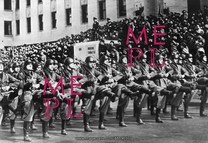 : Italian students parade before Mussolini, 1940 : Italian students parade before Mussolini, 1940