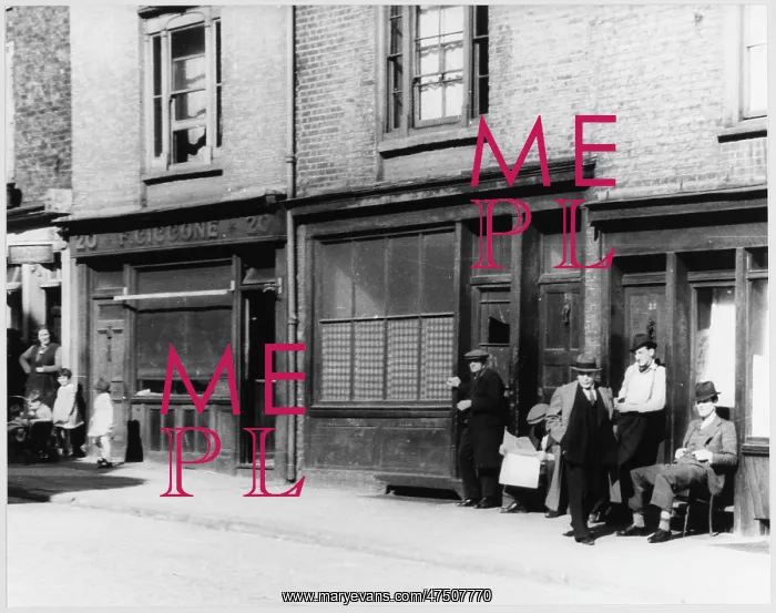 : ITALIANS IN SAFFRON HILL : ITALIANS IN SAFFRON HILL