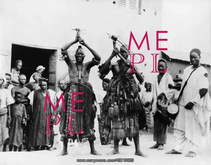 : Two itinerant medicine men on a street in ? : Two itinerant medicine men on a street in ?
